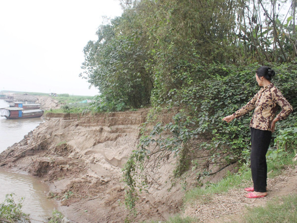 Dân lao đao vì lở đất