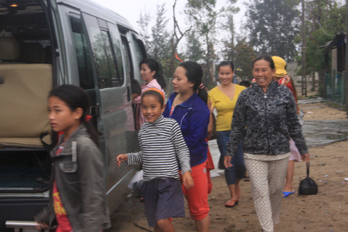 Mừng rơi nước mắt khi về nhà sau bão