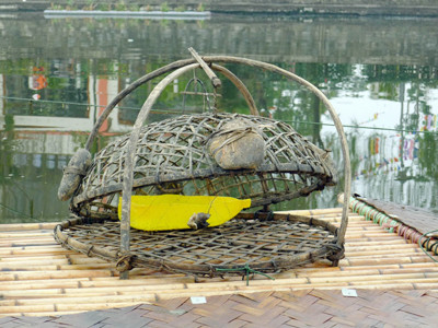 Một loại bẫy nổi được đánh giá hiệu quả nhất là của ông Nguyễn Văn Thịnh, Cty Kỹ thuật Công nghệ&Thương mại HTH. Ảnh: phạm mạnh