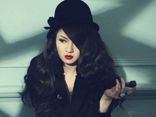 Thủy Top bỗng dưng mặc ...kín bưng