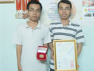 Anh em song sinh ẵm huy chương vàng quốc tế