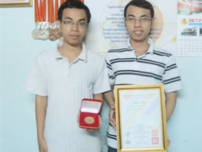Anh em song sinh ẵm huy chương vàng quốc tế