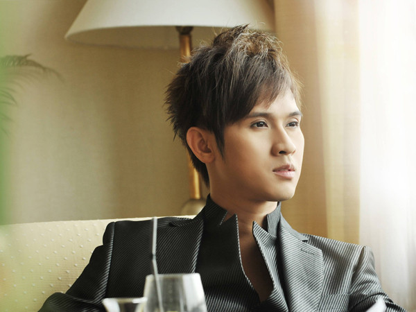 Nguyên Vũ bị 'ném đá' vẫn đắt hàng