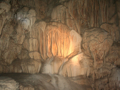 Thạch nhũ trong động Tú Làn