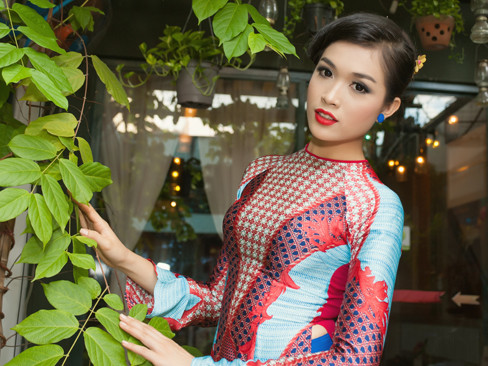 Lệ Hằng nổi bật với áo dài nhiều màu sặc sỡ