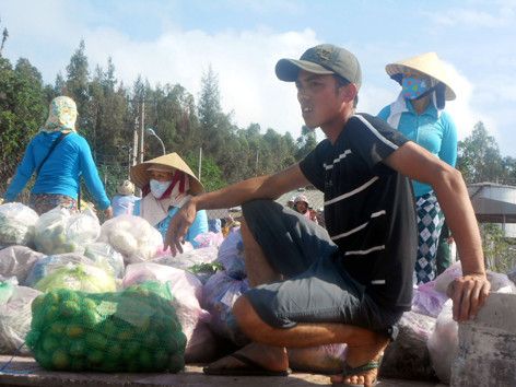 Lén lút chở khách ra đảo Lý Sơn giữa biển động