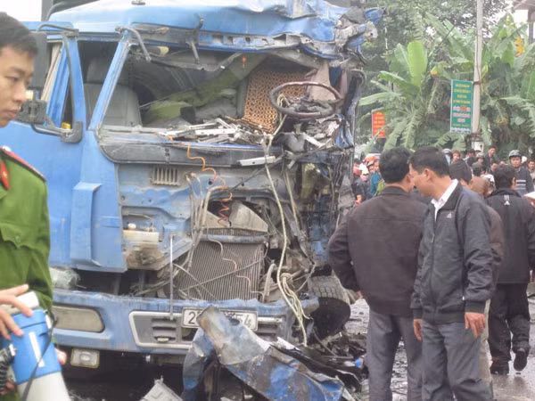 Chiếc xe tải bị nát đầu