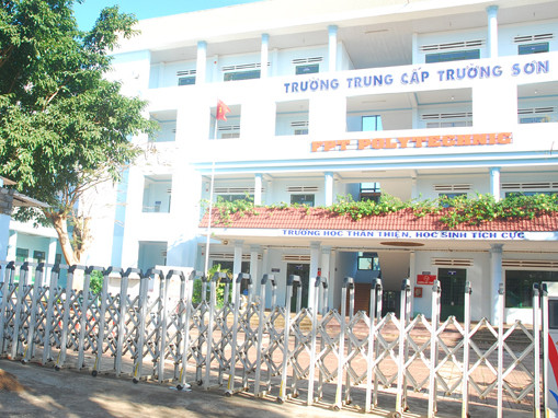 Bán trường vì nợ nần