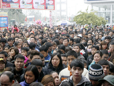 Hàng nghìn người chờ mua hàng khuyến mãi