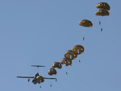 Nhật diễn tập nhảy dù đối phó với các ‘mối đe dọa’