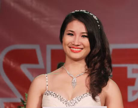 Hoa khôi ĐH Sân khấu Điện ảnh khóc trong giây phút đăng quang