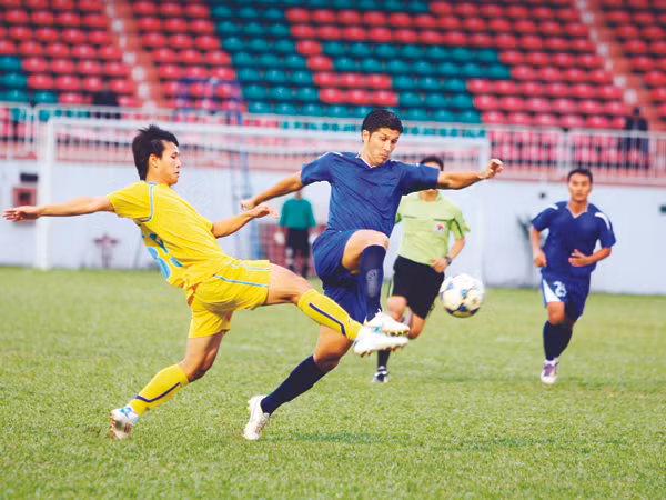 Một pha bóng trong trận Thanh Hóa (vàng) gặp Khánh Hòa tại Vietbank Cup. Ảnh: SMT