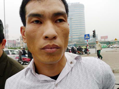 Lái xe ‘nhảy’, 'cắp' súng đi dạo phố