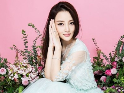 ‘Gái một con’ Lý Tiểu Lộ khoe vẻ đẹp không tỳ vết