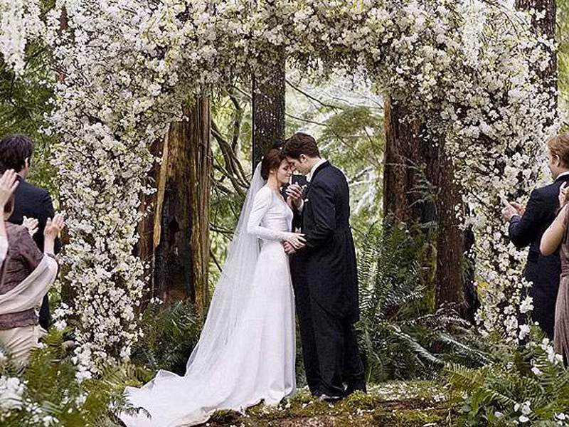 'Hừng đông' bị chê, vẫn sốt