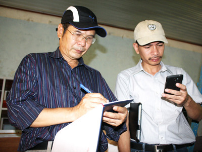 Hai trong số các nhà khoa học từ Viện Vật lý Địa cầu đang có mặt tại Quảng Nam Ảnh: Ng. Thành