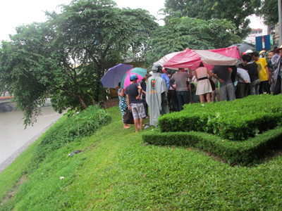 Vụ việc thu hút sự chú ý của đông đảo người qua