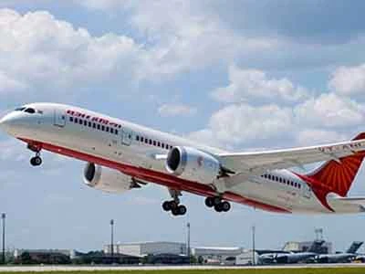 Phi công ngủ trưa, giao máy bay cho tiếp viên