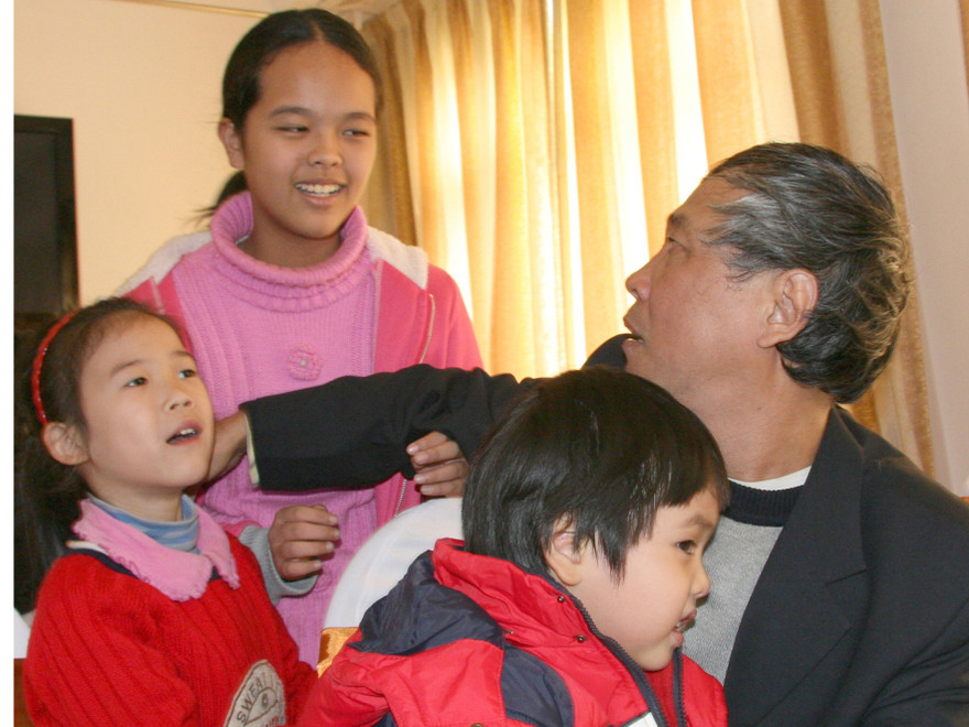 Nguyễn Việt Chiến bên con ngày trở về