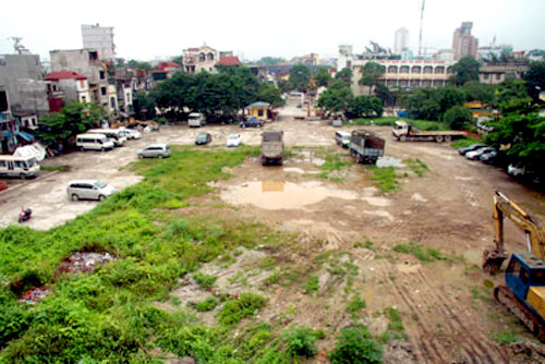 Đất vàng bỏ hoang: Đại gia 'ôm' đất