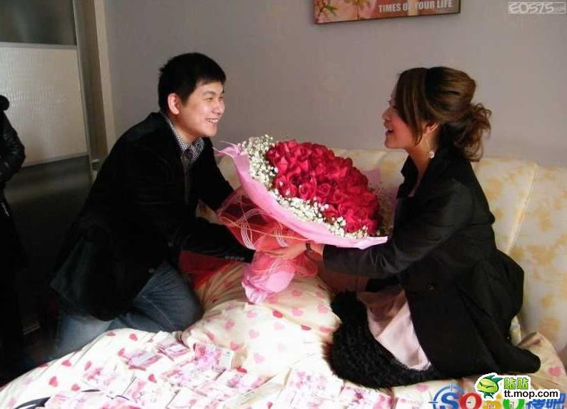 Rải tiền trên giường làm quà đính hôn