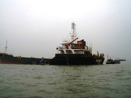 Cảnh hoang tàn trên tàu nghìn tấn không người lái