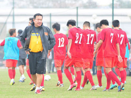 Tranh cãi quanh việc VFF 'trảm' HLV Hoàng Văn Phúc