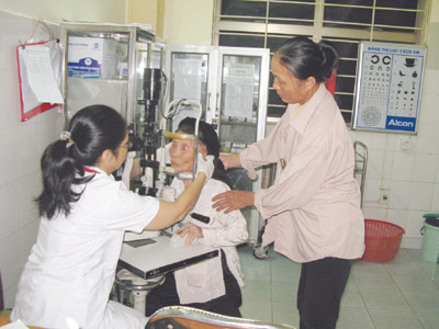 Khám bệnh cho người bị đau mắt đỏ