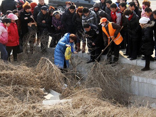 Phát hiện 16 bào thai ven sông