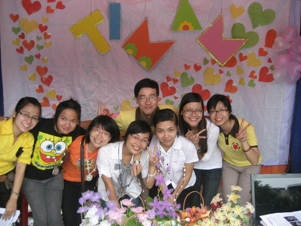 Các thành viên của "Hoa Nhân Ái" tại hội trại Youth Day.