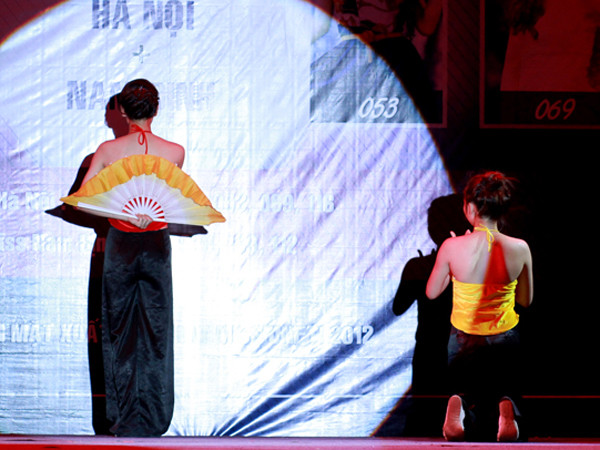 Thôn nữ UNETI gợi cảm… lấy nước, ngủ trưa