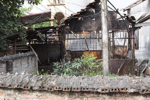 Một nhà dân bị cháy do vụ nổ gây ra