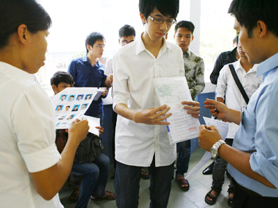 Gần 600.000 thí sinh làm bài môn đầu tiên