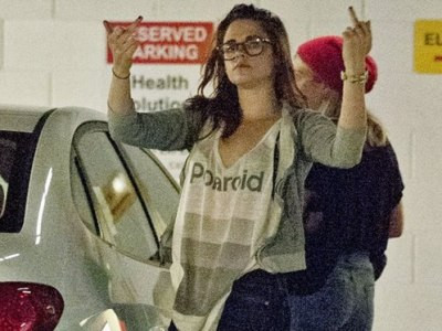Bị bồ ‘đá’, Kristen Stewart bất mãn làm trò lố