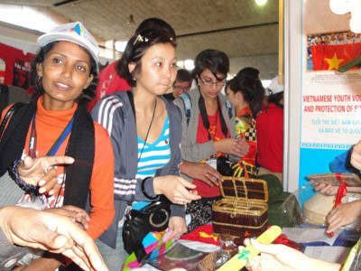 Bạn trẻ quốc tế vây quanh gian hàng Việt Nam