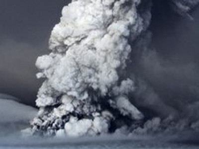 Núi lửa phun trào, sân bay đóng cửa