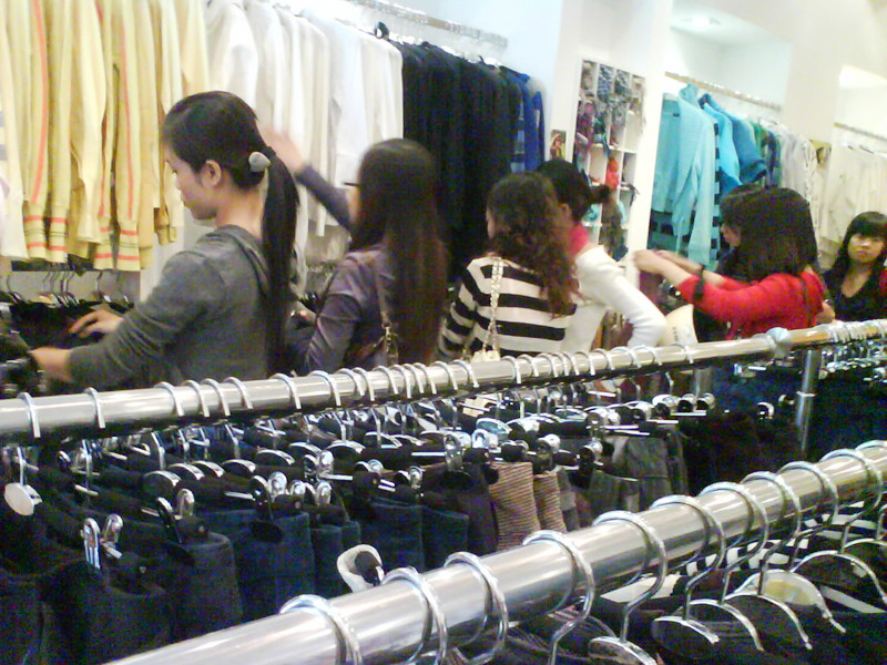 Săn hàng fake. Ảnh: Phú Gia