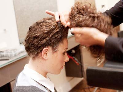 Tóc xoắn búi cao xinh xắn