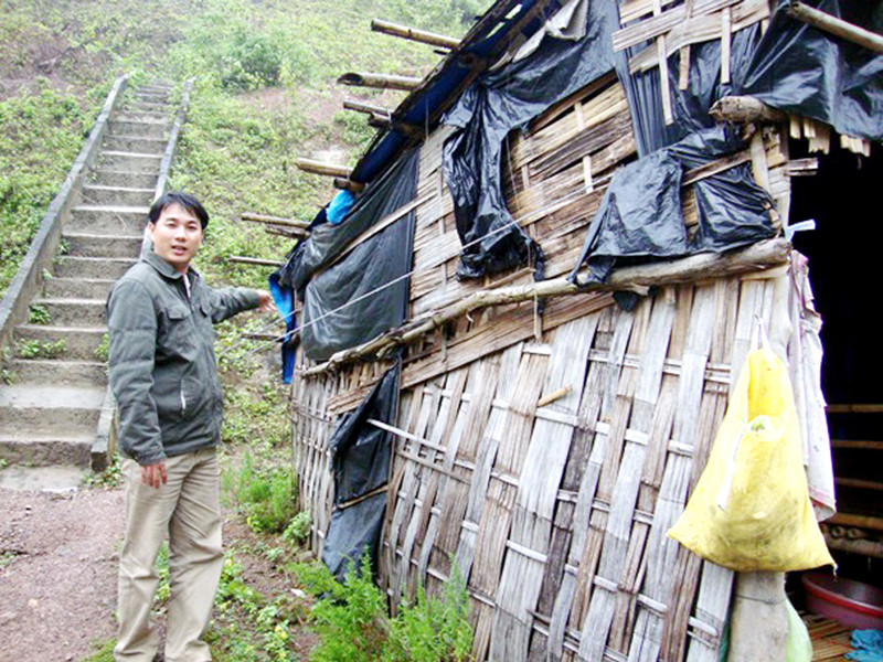 Thầy Nguyễn Thanh Triều bên căn nhà ọp ẹp, chằng chống nhiều mảnh của thầy cô THCS xã Dang Ảnh: H.V