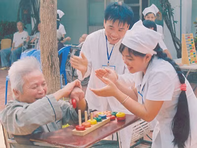 Người già ở nhà dưỡng lão của Ngọc ba điên