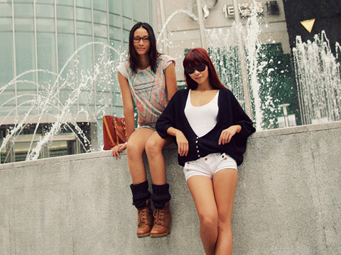 Hà Anh, Huyền Trang khoe chân thon tại Thượng Hải