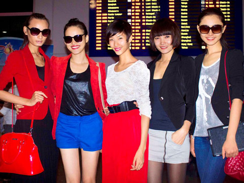 Bộ tứ Next Top Model gây 'náo loạn' sân bay