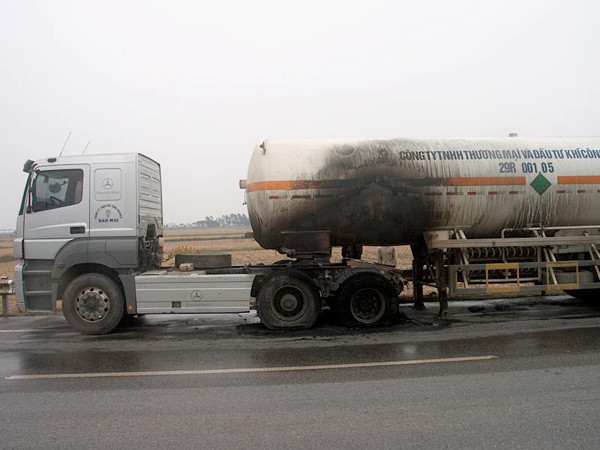 Xe vẫn tiếp tục bốc cháy