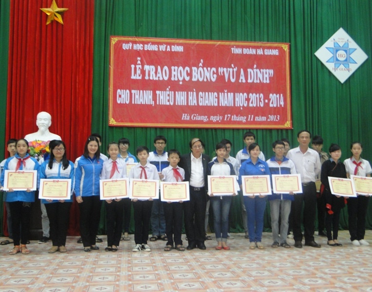Hà Giang: Trao tặng 100 suất học bổng Vừ A Dính