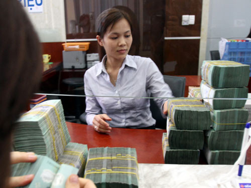 Ngân hàng lãi khủng do đâu?