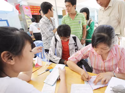 Thí sinh nộp hồ sơ NV3 tại ĐH Hùng Vương TP HCM. Ảnh: Quang Phương