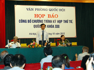 Xem xét thông qua nghị quyết lấy phiếu tín nhiệm