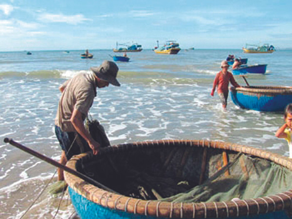 Thuyền thúng đi giũ tôm. Ảnh: M.C