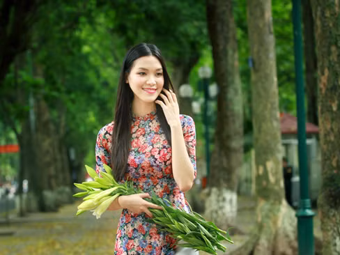 Hoa hậu Thùy Dung khoe sắc bên hoa loa kèn
