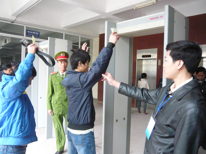 Gói điện thoại bằng giấy bạc,'né' cổng từ